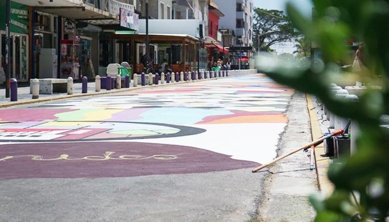 Con circo y música, se inaugura la intervención artística realizada sobre la Peatonal 83