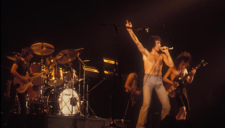 Lars Ulrich, Sammy Hagar, Rob Halford y Josh Homme rinden tributo a Bon Scott