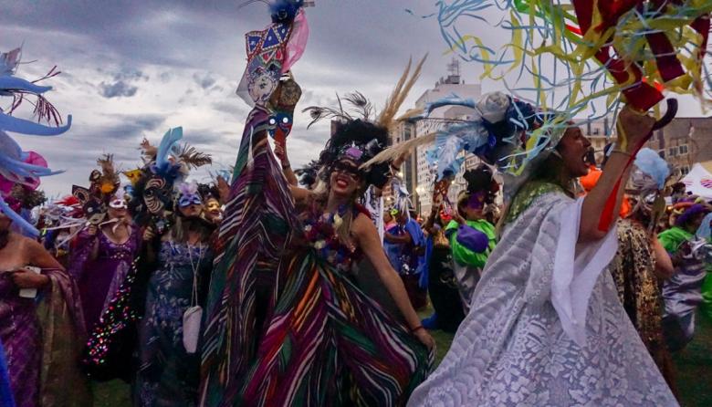 Carnaval a pura fiesta y a todo color en la villa con el 2º Desfile de Máscaras