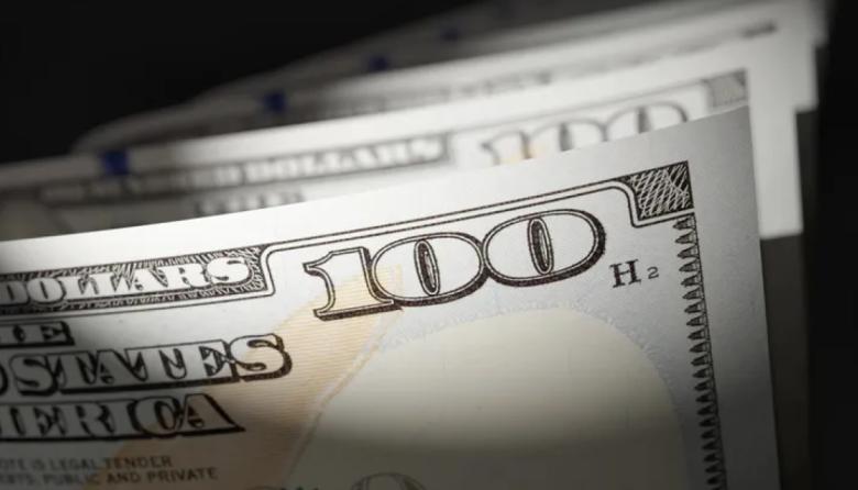 El dólar oficial cayó por cuarta rueda al hilo y tocó mínimos de casi tres meses