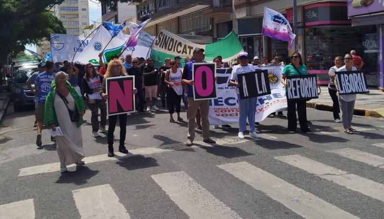 También se marchó en Necochea contra la reforma laboral