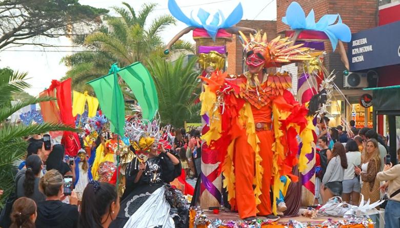 Fiesta, magia y color en el exitoso del segundo Festival de Máscaras