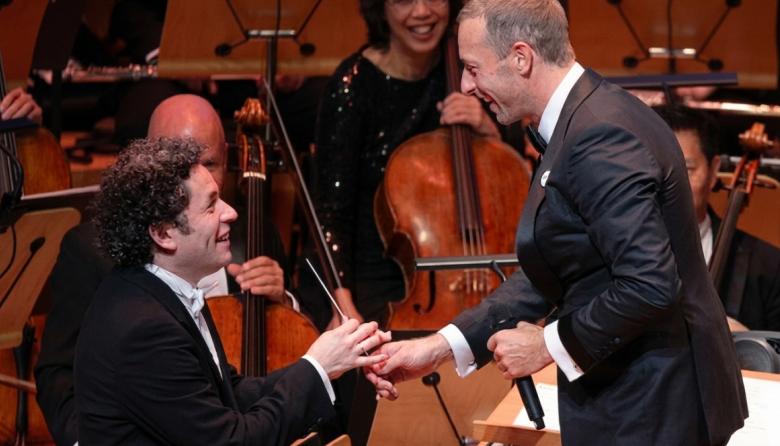 Chris Martin emocionó en Los Ángeles con “Viva la Vida” junto a Gustavo Dudamel