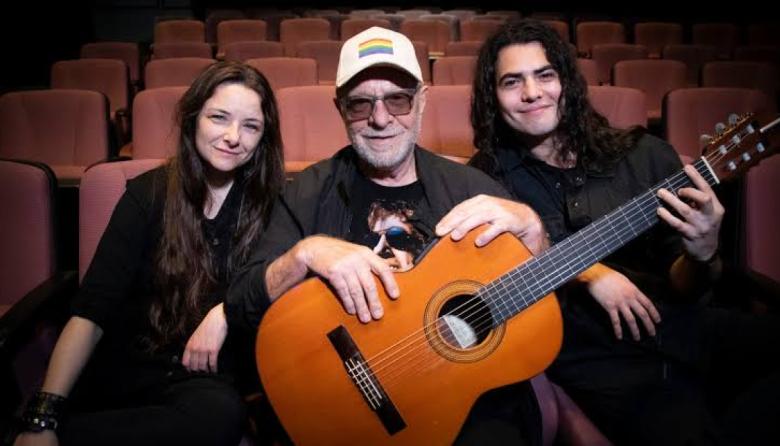 León Gieco llega a Necochea junto a Joana Gieco y Alejo León