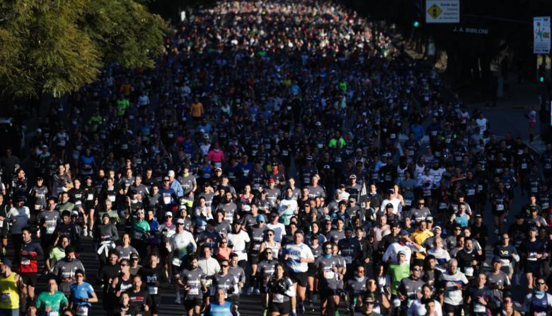 El etíope Yomif Kejelcha batió el récord mundial de 21k al ganar la media maratón de Buenos Aires