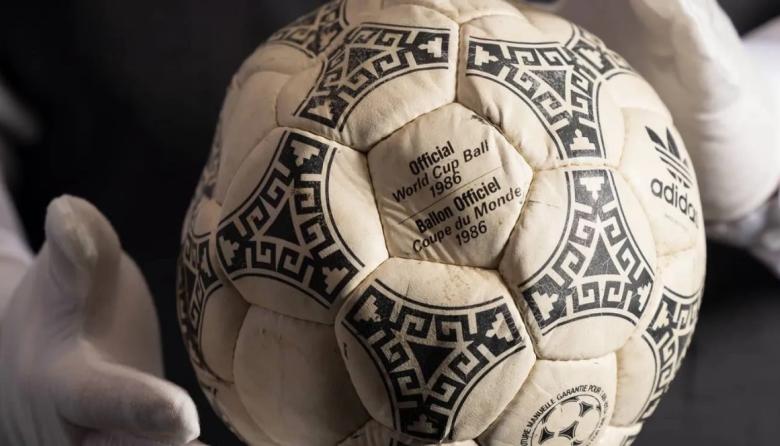 Subastan la pelota que Maradona inmortalizó con la "Mano de Dios" y el "Gol del Siglo"