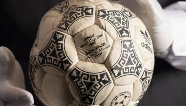 Subastaron la pelota de Diego Maradona contra Inglaterra en México 86: pagaron una fortuna