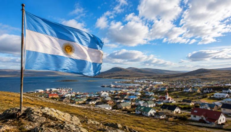 La bandera argentina volvió a flamear en las Islas Malvinas tras 44 años: el homenaje en Puerto Argentino y Darwin