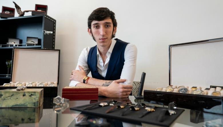 El joven relojero récord que revolucionó las redes: “El buen vendedor, es el que escucha al cliente”
