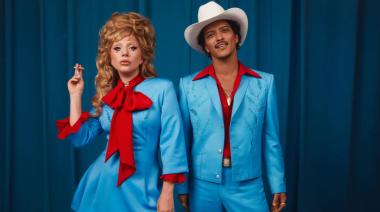 Lady Gaga y Bruno Mars celebran la "canción más escuchada del mundo" en 2025