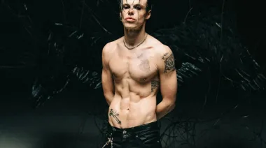 Yungblud desnuda “Zombie” en una emotiva versión acústica