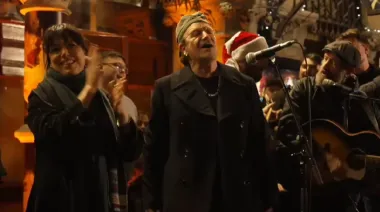 Bono cantó en Nochebuena en el centro de Dublín junto a Imelda May y otros músicos