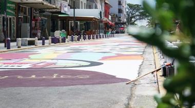 Con circo y música, se inaugura la intervención artística realizada sobre la Peatonal 83