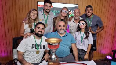 Los Infoprofes celebraron con la copa en K2