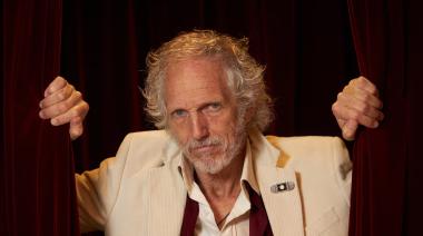 Boy Olmi: “Más que un unipersonal es una obra personal, me desnudo ante el público”