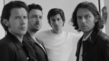 Arctic Monkeys regresan con single solidario: estrenan “Opening Night”