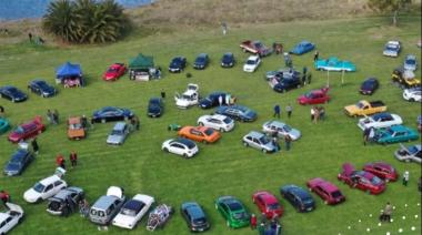 Encuentro con un centenar de autos clásicos, hot rods y motos