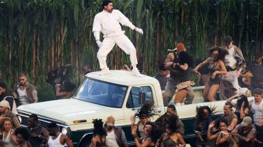 Bad Bunny nombró a Argentina y armó una fiesta latina con mensaje político en el Super Bowl