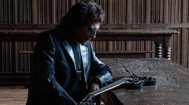 Tony Iommi vuelve con nuevo disco solista y estrena el poderoso single "World Alone"