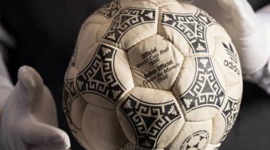 Subastan la pelota que Maradona inmortalizó con la "Mano de Dios" y el "Gol del Siglo"