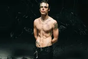 Yungblud desnuda “Zombie” en una emotiva versión acústica