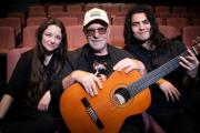 León Gieco llega a Necochea junto a Joana Gieco y Alejo León