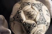 Subastan la pelota que Maradona inmortalizó con la "Mano de Dios" y el "Gol del Siglo"