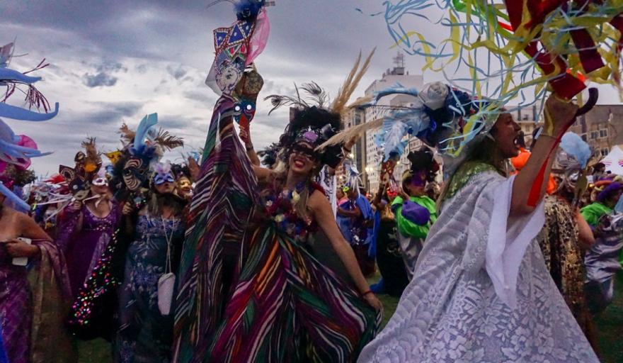 Carnaval a pura fiesta y a todo color en la villa con el 2º Desfile de Máscaras
