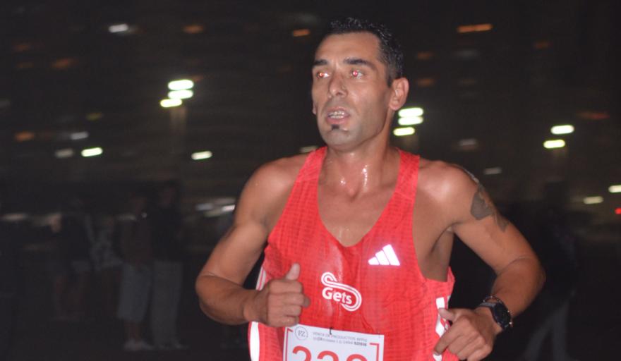 Federico Santibañez y Fernanda Martínez, los ganadores en la multitudinaria carrera nocturna en la playa